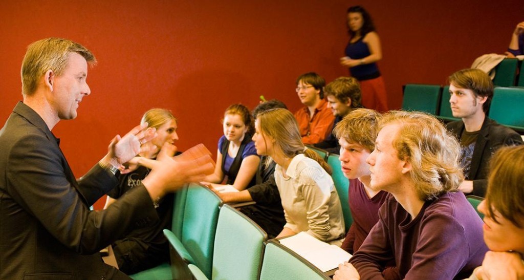 Dengarkan apa kritik dan pendapat yang mahasiswa berikan padamu via students.uu.nl