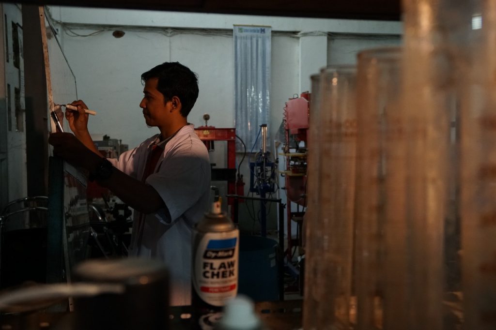 Mochamad Asrofi, Menjadi Akademisi Sekaligus Peneliti Bioplastik