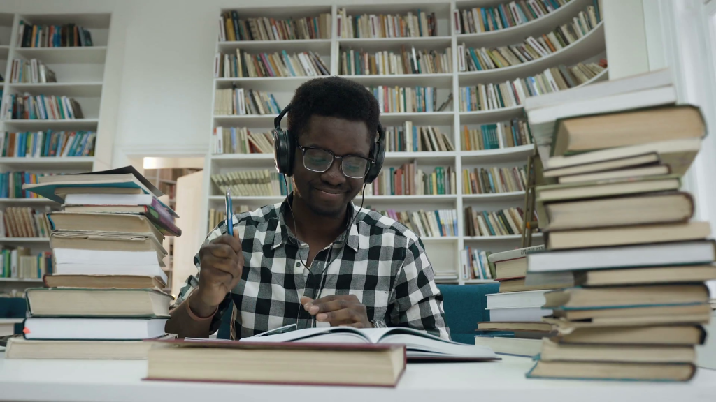 menulis buku referensi