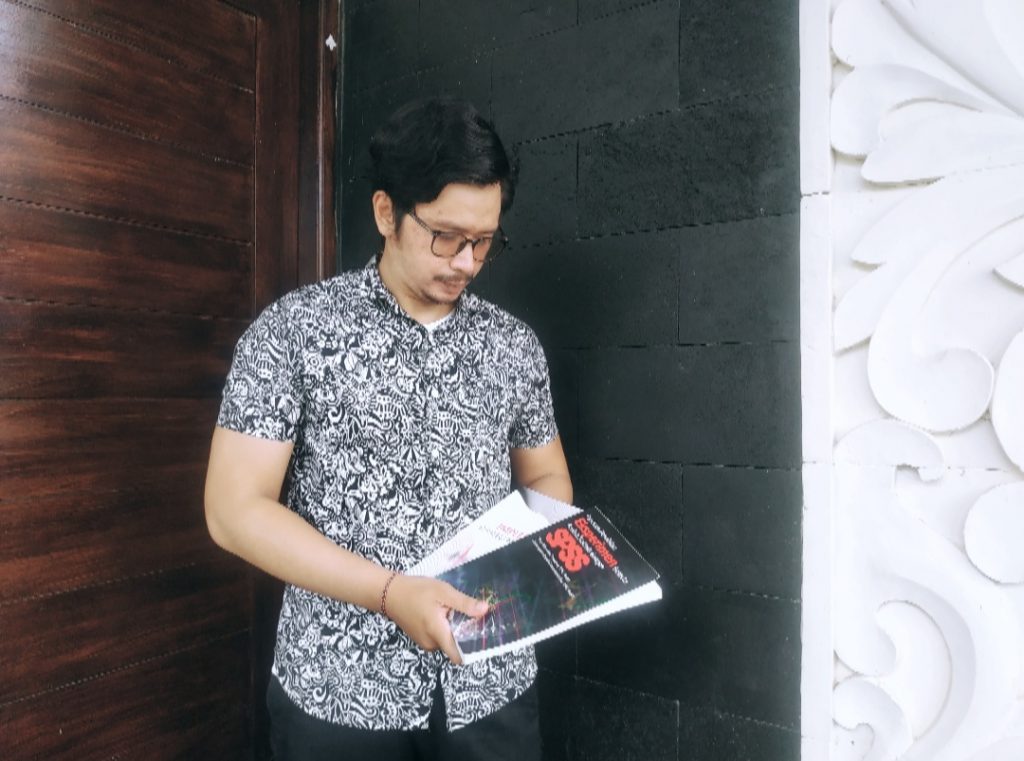 Menulis Buku Referensi Bagi Dosen Muda